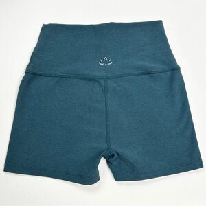 Beyond Yoga High Waisted Teal Keep Pace Bike Hot Yoga Shorts 3”